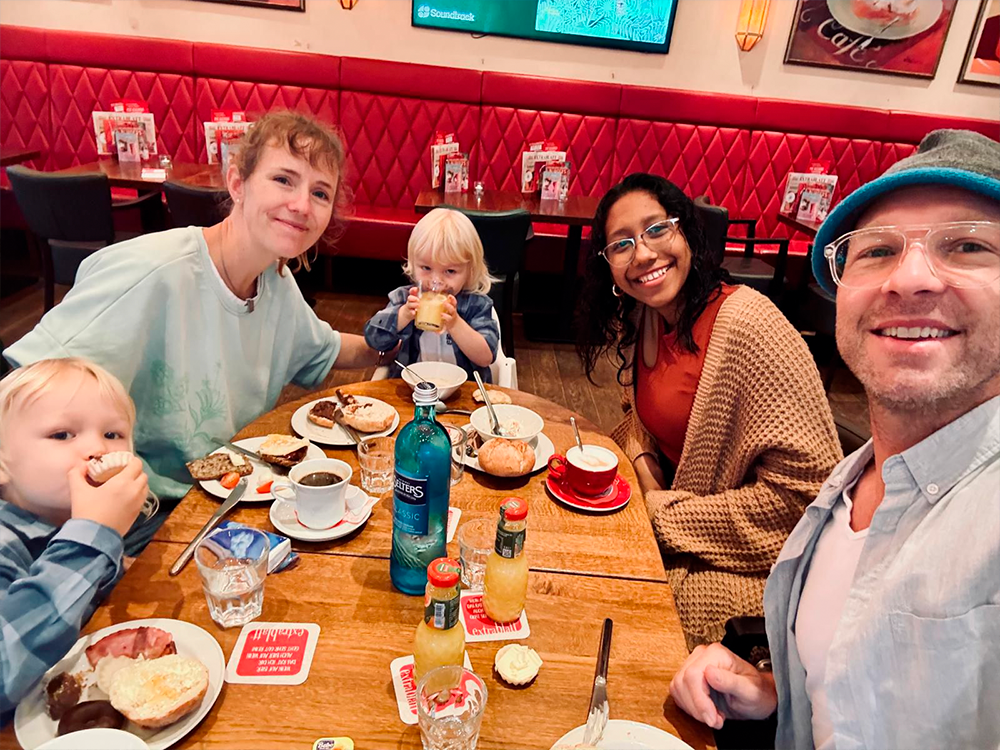 Au Pair - Holanda Estudiante del programa Au Pair con su familia anfitriona durante su experiencia con Forever Experience.