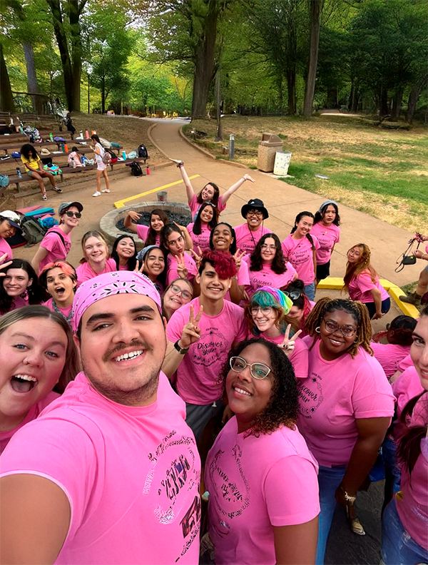 Camp Counselor estudiantes disfrutando su experiencia internacional como Camp Counselors en un campamento con Forever Experience.