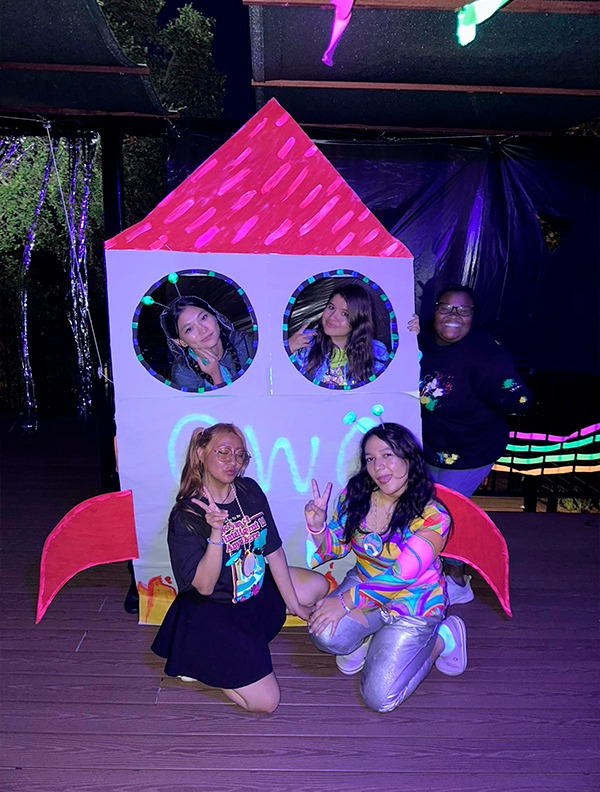 Camp Counselor estudiantes felices viviendo su experiencia profesional y cultural en un campamento como parte del programa Camp Counselor de Forever Experience.