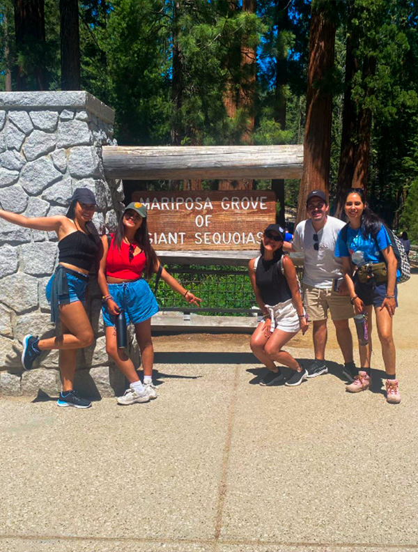 Camp Counselor Chicos participando en la actividad Mariposa Grove del programa Camp Counselor con Forever Experience