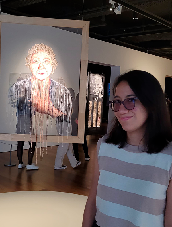 Chica disfrutando de un museo durante su programa de idiomas en el extranjero | Experiencia cultural y aprendizaje de idiomas con Forever Experience