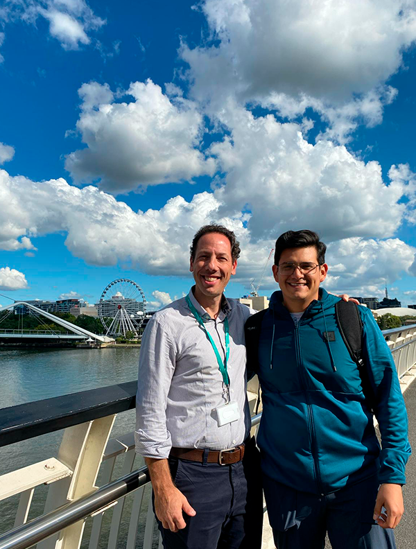 Estudiante feliz posando con su profesor durante su programa de idiomas en el extranjero | Aprendizaje de idiomas y experiencia cultural con Forever Experience