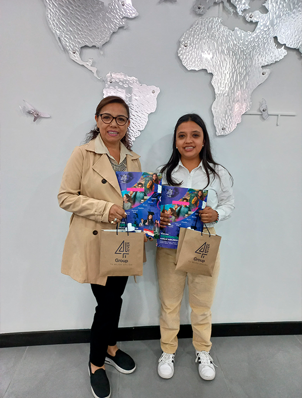 Madre e hija visitando las oficinas de Forever Experience con sus obsequios del programa de idiomas | Experiencia personalizada y aprendizaje de idiomas en el extranjero