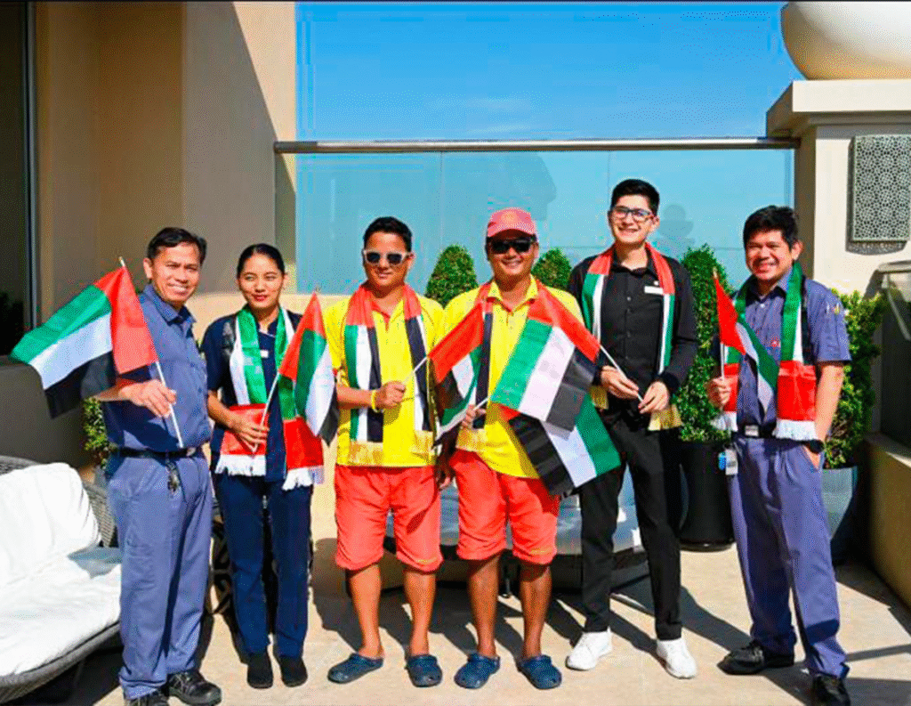 Varios estudiantes felices en Dubái durante su programa Internship con Forever Experience.