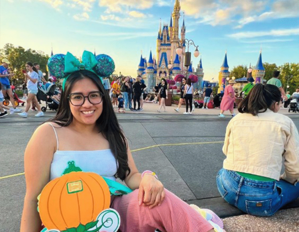 Estudiante feliz en Disney durante su programa Internship con Forever Experience.