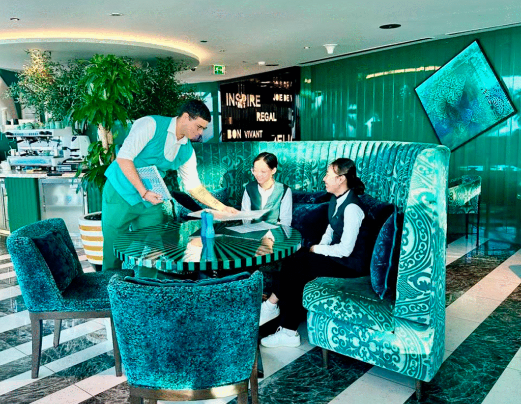 Estudiante trabajando en un restaurante durante sus pasantías pagadas con Forever Experience.