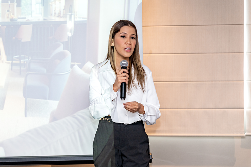 Nosotros CEO de Forever Experience dando una charla | Liderazgo y visión en programas internacionales de idiomas, internships y Work and Travel