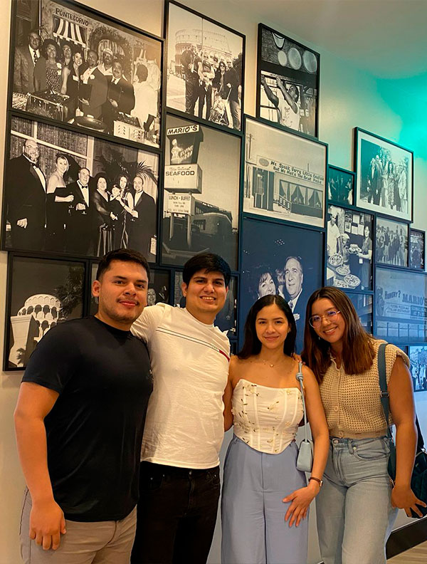 Work and Travel Estudiantes disfrutando su programa Work and Travel en el extranjero | Oportunidades laborales y experiencia cultural con Forever Experience