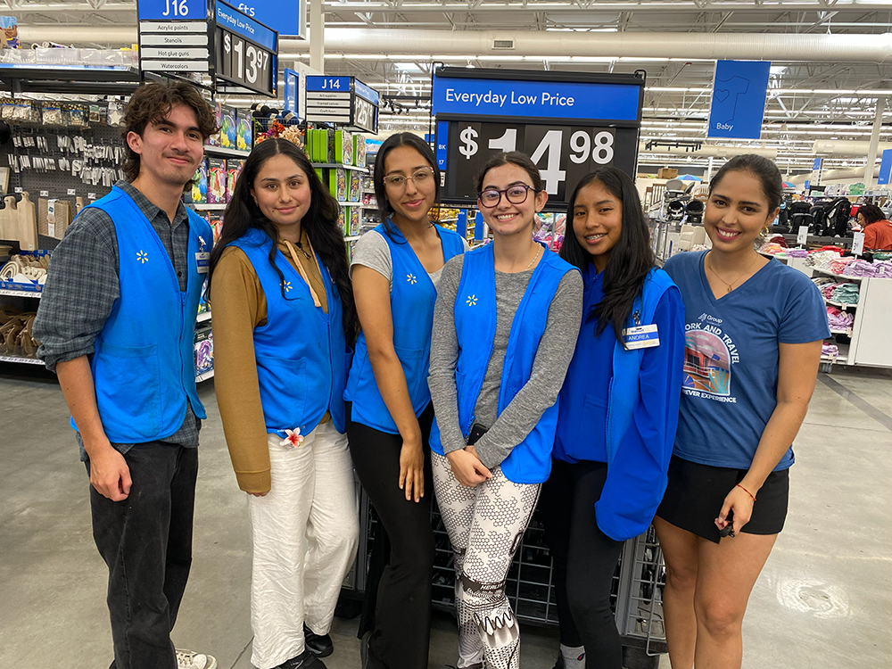 Estudiantes del programa Work and Travel trabajando en Walmart en Estados Unidos con Forever Experience.