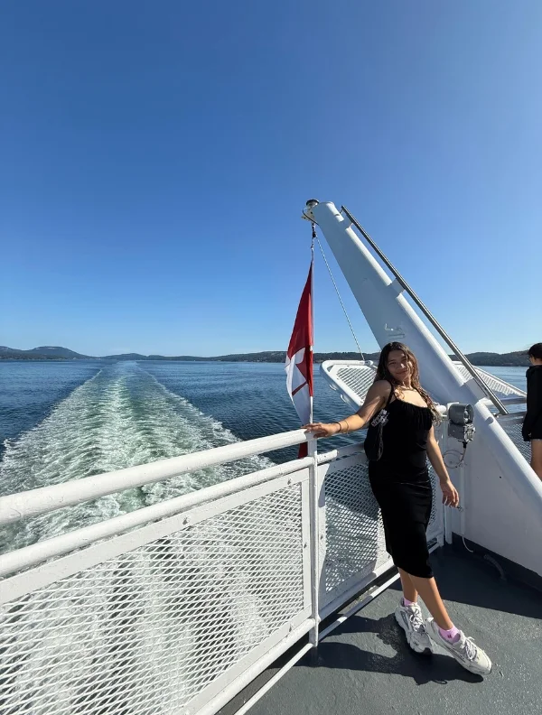 Estudiante durante viaje en ferry como parte de su experiencia de diplomado en Canadá