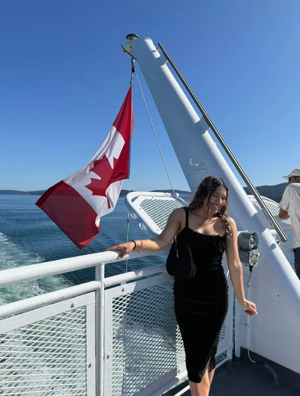 Diplomado internacional en Canadá Estudiante con bandera de Canadá durante programa de diplomado internacional