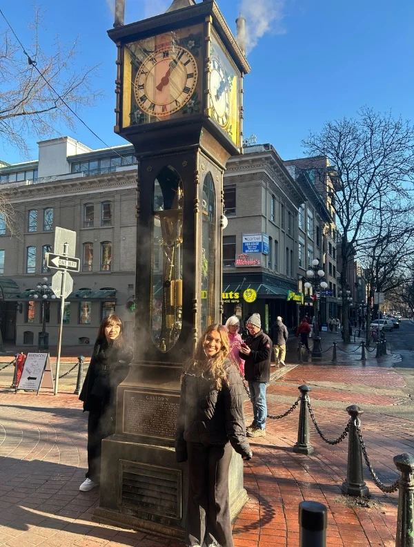 Estudiante visitando una ciudad de Canadá durante programa de diplomado internacional