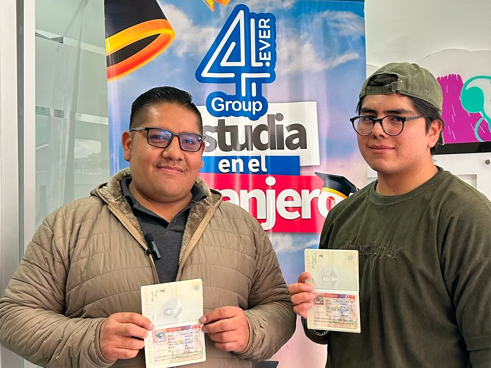Estudiantes con visa para diplomados en Canadá Estudiantes de diplomados internacionales mostrando su visa para Canadá con Forever Experience